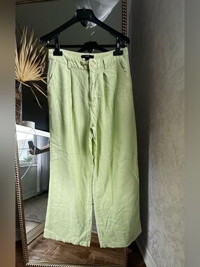 Modern wide-leg linen blend pants in a beautiful soft green shade 💚
Size M